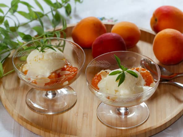 Coupes de glace à la verveine sur abricots rôtis