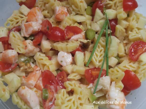 Salade de pâtes aux crevettes, tomates cerises, pomme et fromage Abondance