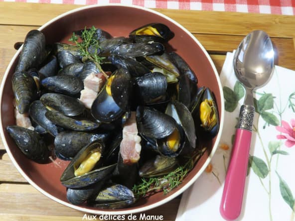 Moules parfumées à la poitrine fumée et crème