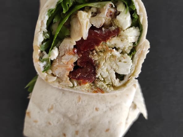 Wrap méditerranéen de poulet, tomates séchées, pesto, feta...