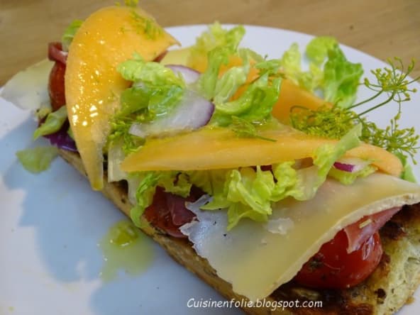 Pain rôti, jambon cru, tapenade, Mozzarella, tomates cerises rôties, melon, fromage de brebis