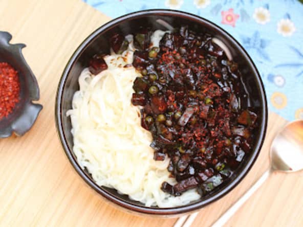 Nouilles coréennes à la pâte noire de soja (jajangmyeon ou jjajangmyeon 짜장면)