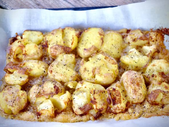 Pommes de terre écrasées au parmesan et au romarin