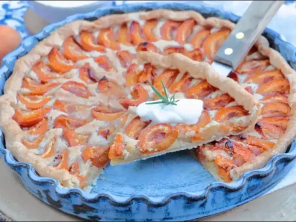 Tarte aux abricots et fromage blanc au miel et au romarin