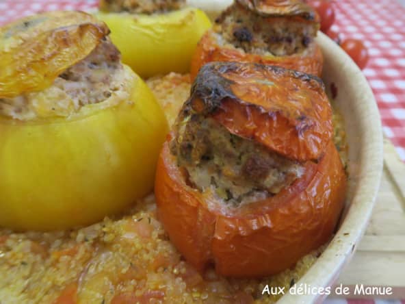 Tomates farcies cuites au four sur lit de quinoa