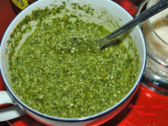 Pesto au basilic, pignons de pin, huile d'olive et parmesan 