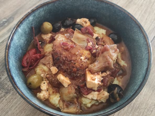 Poulet à la méditerranéenne (tomates, poivrons, olives...) et polenta au pesto