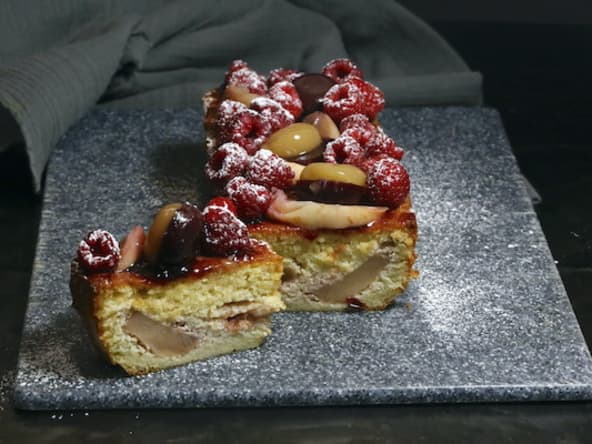 Cake sans gluten pêches amandes et framboises