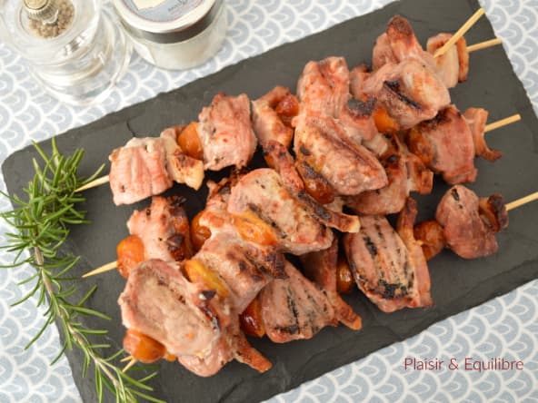 Brochettes de filet mignon au lard fumé et aux mirabelles