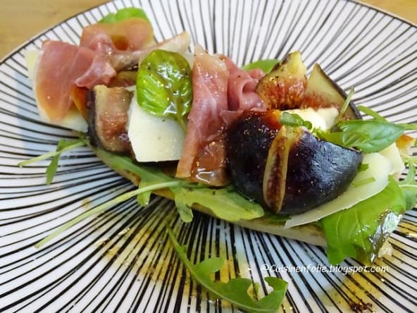 Tartines grillées mozzarella, figues, jambon cru, fromage de brebis et miel