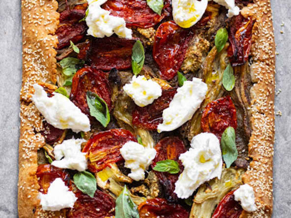 Tarte salée rustique aux légumes rôtis (tomates, aubergines...)
