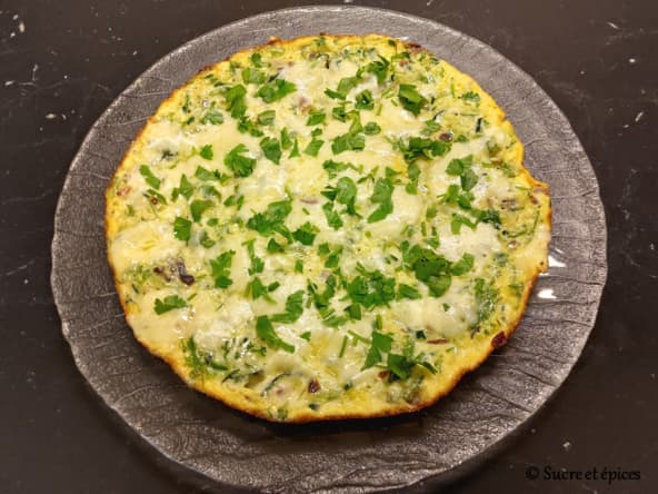 Omelette courgette et mozzarella, parfumée à l'ail et au persil