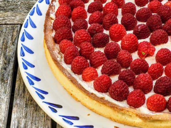 Tarte à la framboise du jardin sur crème ricotta et chocolat blanc