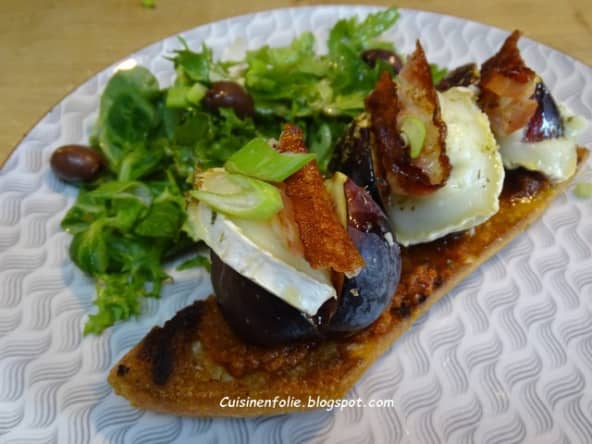 Tartines rôties pesto rosso, figues, chèvre, miel et bacon grillé, et olives niçoises