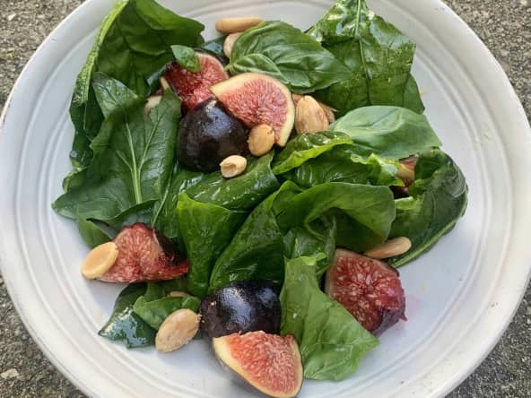 Salade gourmande de figues et épinards frais, amandes et basilic