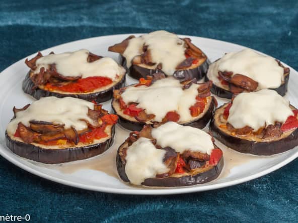 Comme des pizza d’aubergine, cèpes, tomate et mozzarella