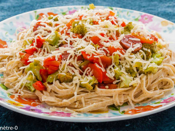 Pâtes aux poivrons, brocolis, chorizo et fromage emmental