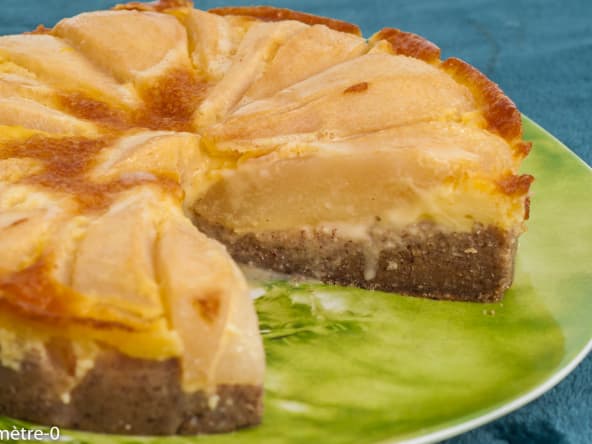 Gâteau moelleux au beurre salé, aux poires et aux noisettes