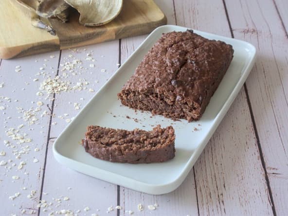 Cake moelleux à la banane, cacao et flocons d'avoine