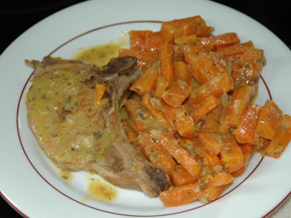 Côtes de porc dans le filet aux carottes