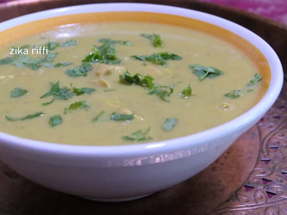 Soupe onctueuse de pois cassés au poulet