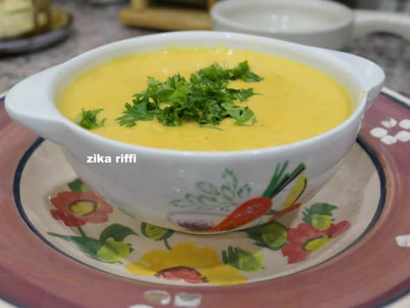 Délicieux velouté de carottes nouvelles à l'os à moelle 