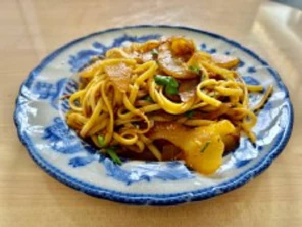 Wok de concombre et de nouilles sautés au curry