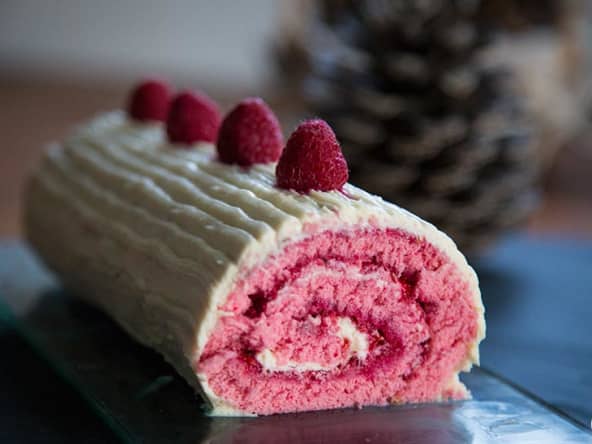 Bûche de noël au chocolat blanc et coulis de framboise