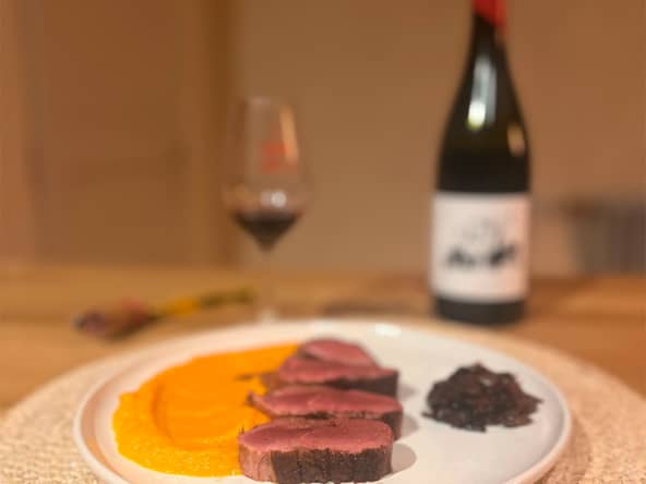 Magret de canard, chutney d'oignons rouges, pommes noisettes et purée de carottes
