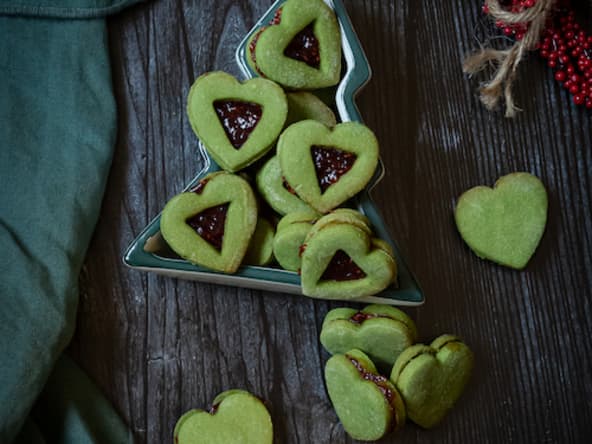 Sablés Bredele au thé matcha et à la confiture de framboise