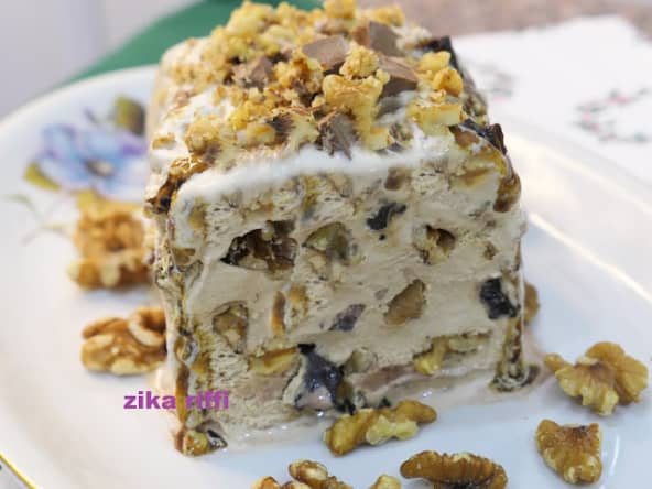 Nougat glacé aux noix, caramel et éclats de chocolat