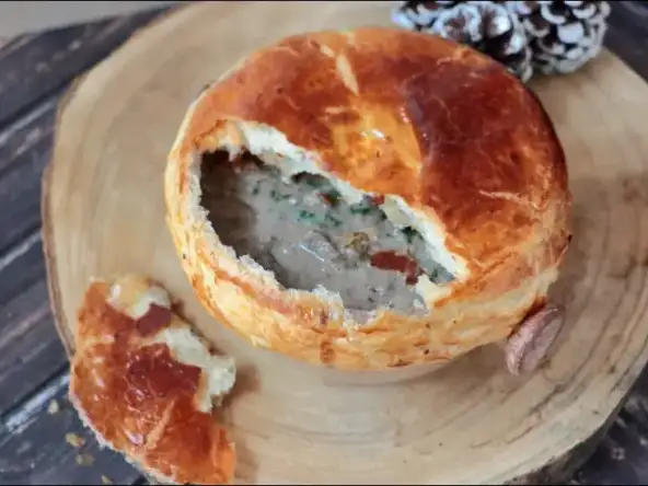 Velouté de champignons en croûte feuilletée