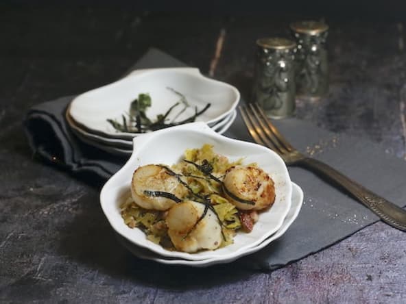 Saint Jacques aux poireaux, au lard et citrons confits, avec une touche d'algue nori