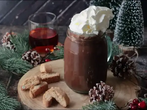 Chocolat chaud au rhum et son généreux dôme de crème chantilly