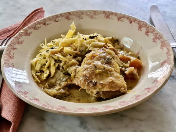 Une blanquette de poulet à ma façon avec de la crème fraîche, des carottes, un peu de poireau