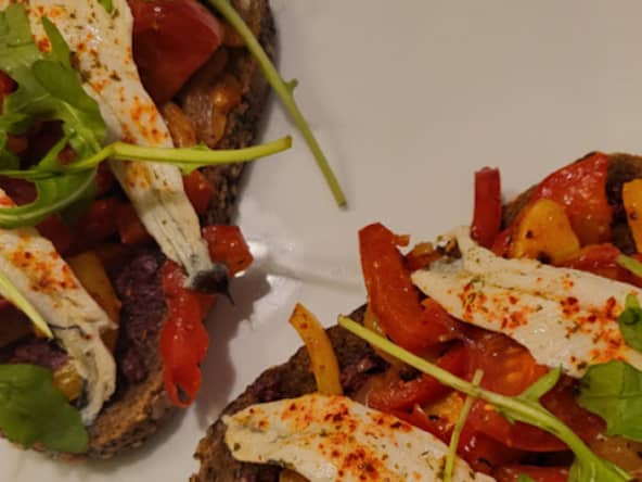 Tartine provençale bien garnie aux poivrons et anchois marinés