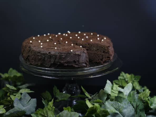 Un biscuit au chocolat garni d'une ganache et recouvert d'un glaçage au chocolat noir