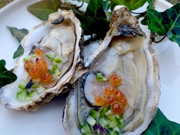 Une belle entrée fraîche et festive avec ces huîtres sauce yuzu, oeufs de saumon et brunoise acidulée