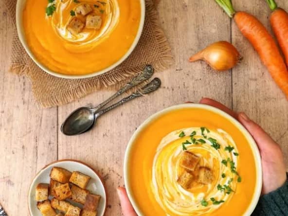 Soupe de légumes d'hiver, poireaux, carottes, pommes de terre