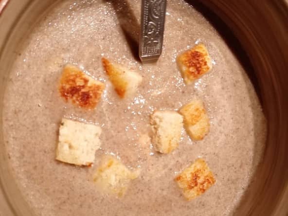 Velouté de champignons de Paris au bouillon miso