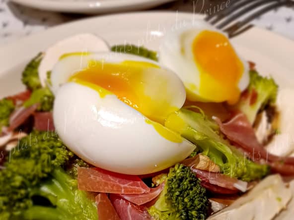 On aime cette recette de salade hivernale de brocolis, jambon de pays, champignons et œufs mollets