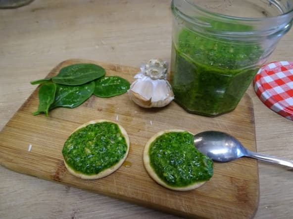 Sauce pesto aux jeunes pousses d'épinards et mélange de graines