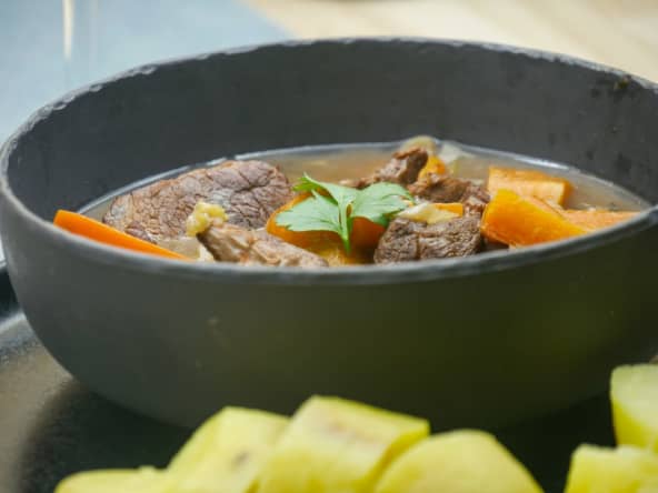 Sauté de veau mijoté au vin rouge, épices et aromates