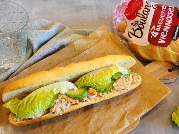 Sandwich viennois de la mer pour un pique-nique