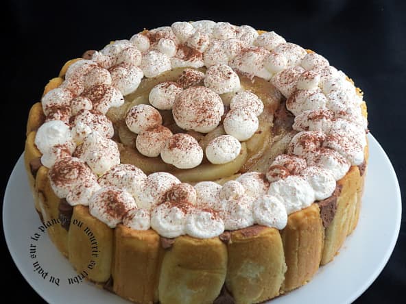 Charlotte aux poires caramélisées et mousse au chocolat : une irrésistible recette