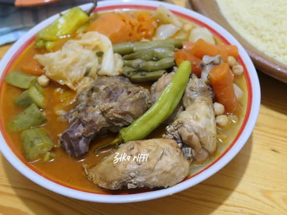 Market el cousksi, sauce pour couscous, côte et jarret de veau au poulet et aux légumes de saison
