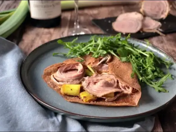 Une vraie galette bretonne à l'andouille de Guémené et à la fondue de poireaux