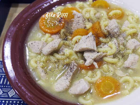 Soupe de pâtes (coquillettes, spaghettis ou pennes), à la sauce blanche, au poulet et aux carottes