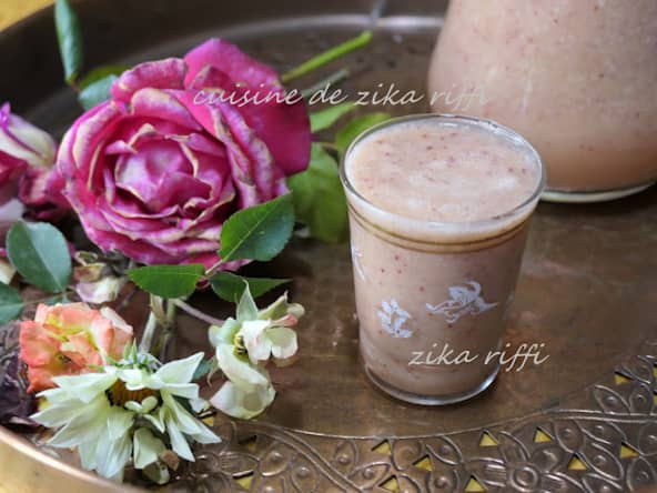 Milkshake, prunes et bananes, au miel : une délicieuse recette de lait frappé