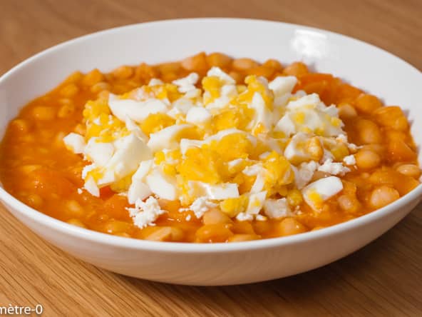 Soupe d’hiver aux haricots blancs, sauce tomate, feta et oeufs